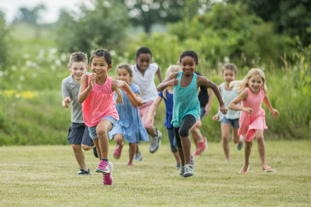 kinderen lopen op school in gewone kleren