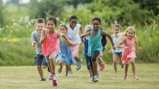 kinderen lopen op school in gewone kleren