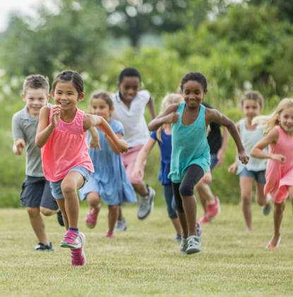 kinderen lopen op school in gewone kleren