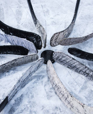 Ijshockeysticks op ijs