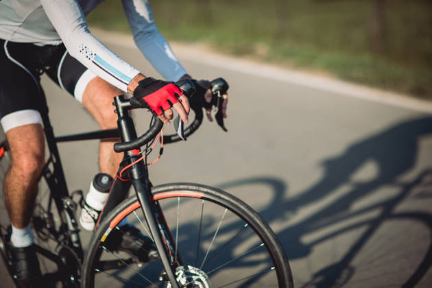 Fietser met handen op stuur