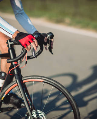 Fietser met handen op stuur