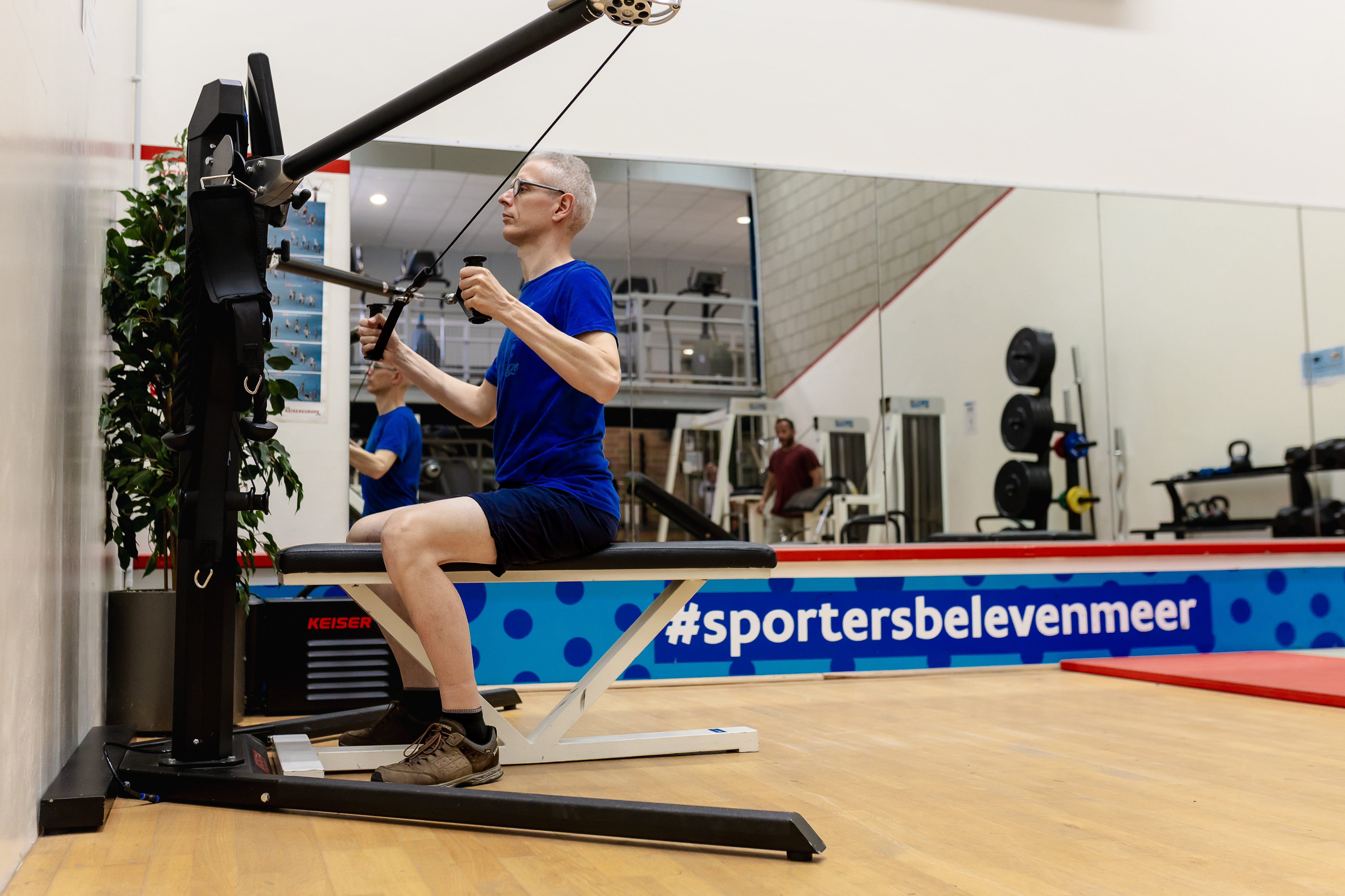 man aan het fitnessen in  fitnesszaal