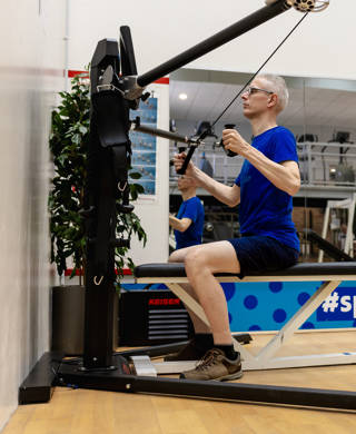 man aan het fitnessen in  fitnesszaal