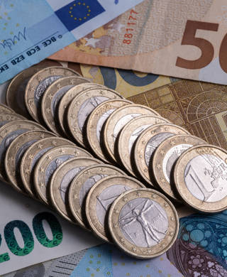 1 euro munten bovenop verschillende eurobiljetten