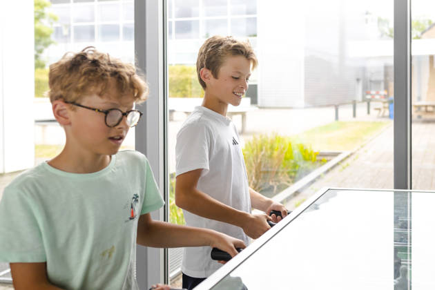 2 jongens spelen tafelvoetbal in het sportverblijf