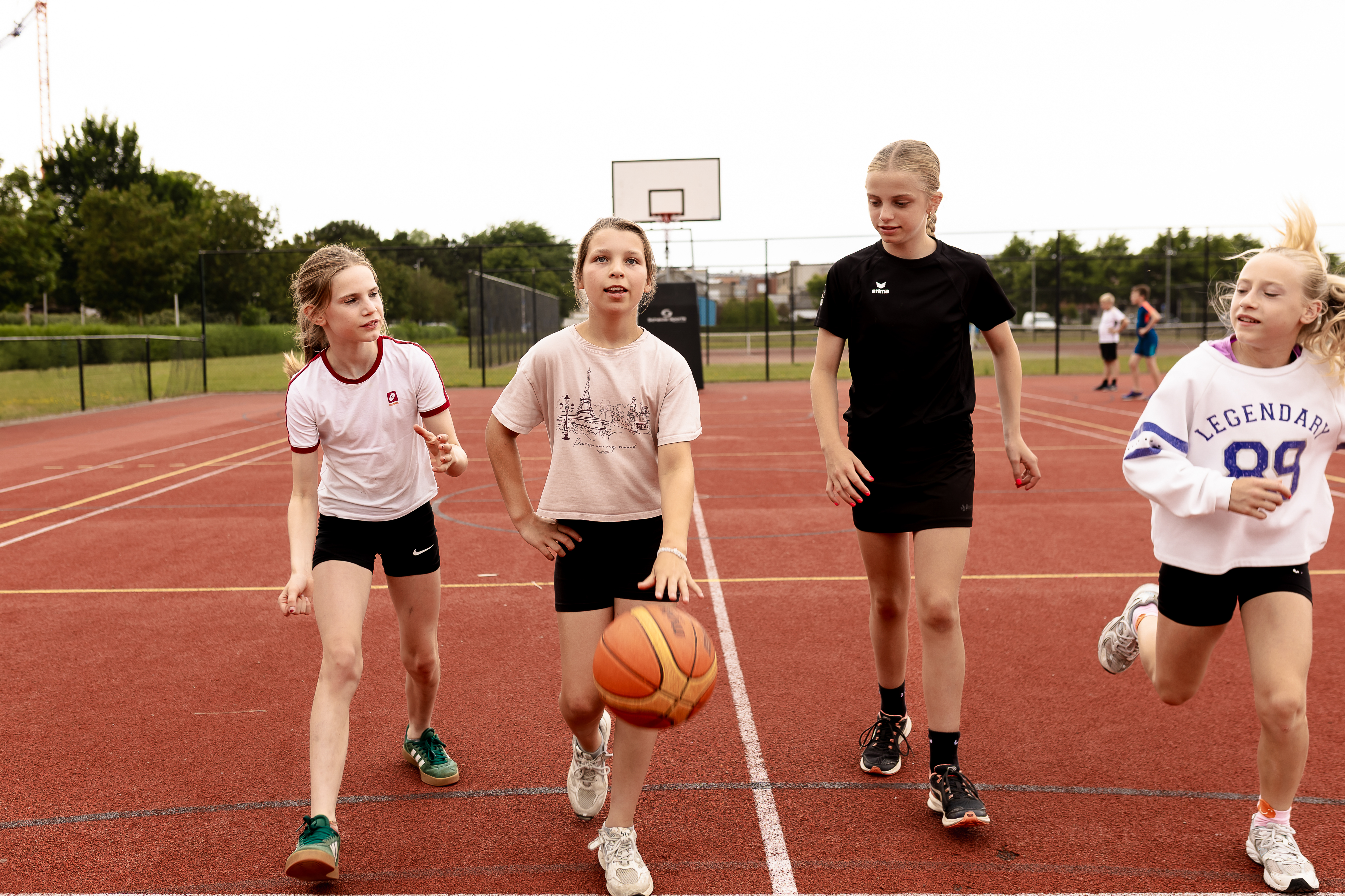 4 meisjes spelen basketbal