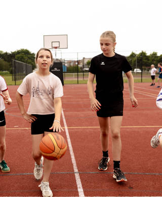 4 meisjes spelen basketbal