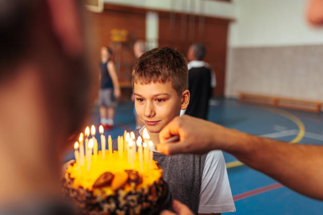 Jongen krijgt verjaardagstaart