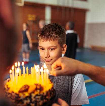 Jongen krijgt verjaardagstaart