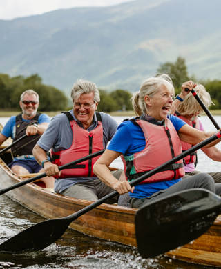 Groep senioren in kajak op meer