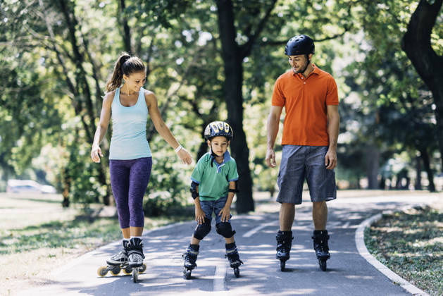 Familie rolschaatst in park