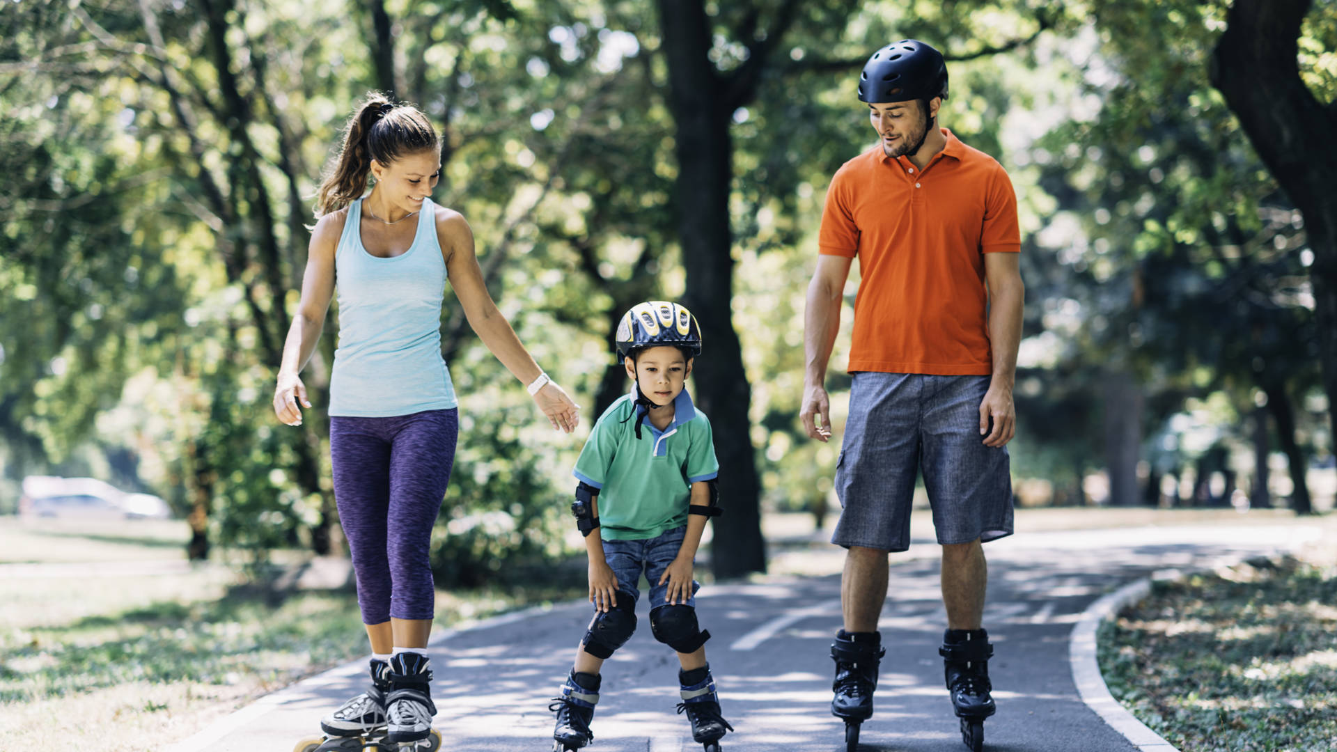 Familie rolschaatst in park