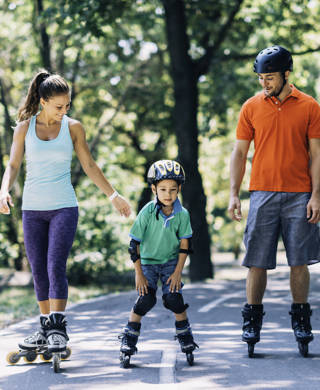 Familie rolschaatst in park