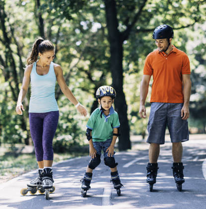 Familie rolschaatst in park