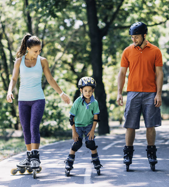 Familie rolschaatst in park