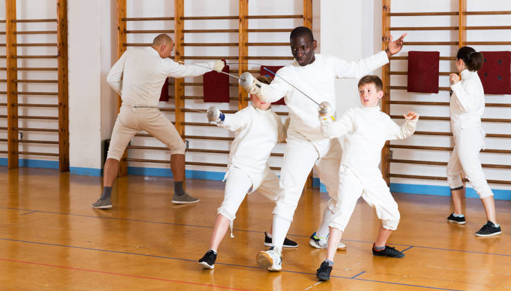 Jonge schermers met coach