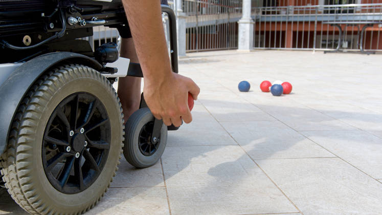 Gehandicapte bocciaspeler in rolstoel