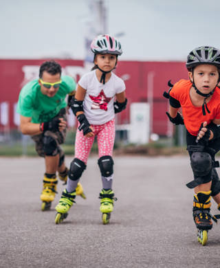 Twee meisjes en een man aan het skeeleren