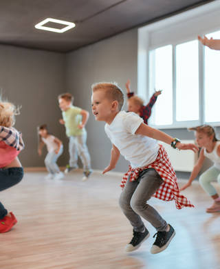 Groepje kleuters springt in sportzaal