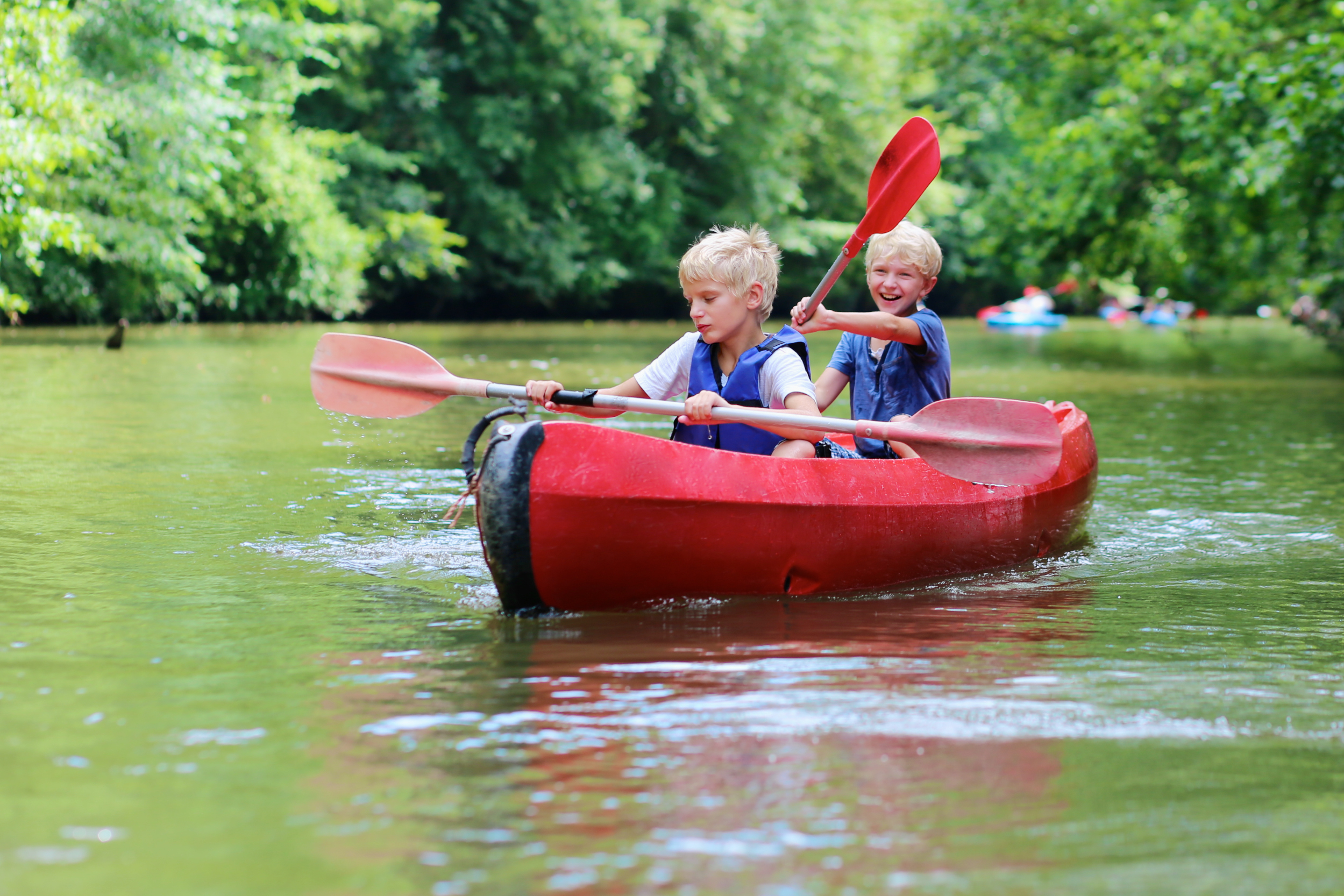 Twee broertjes in kajak op de rivier