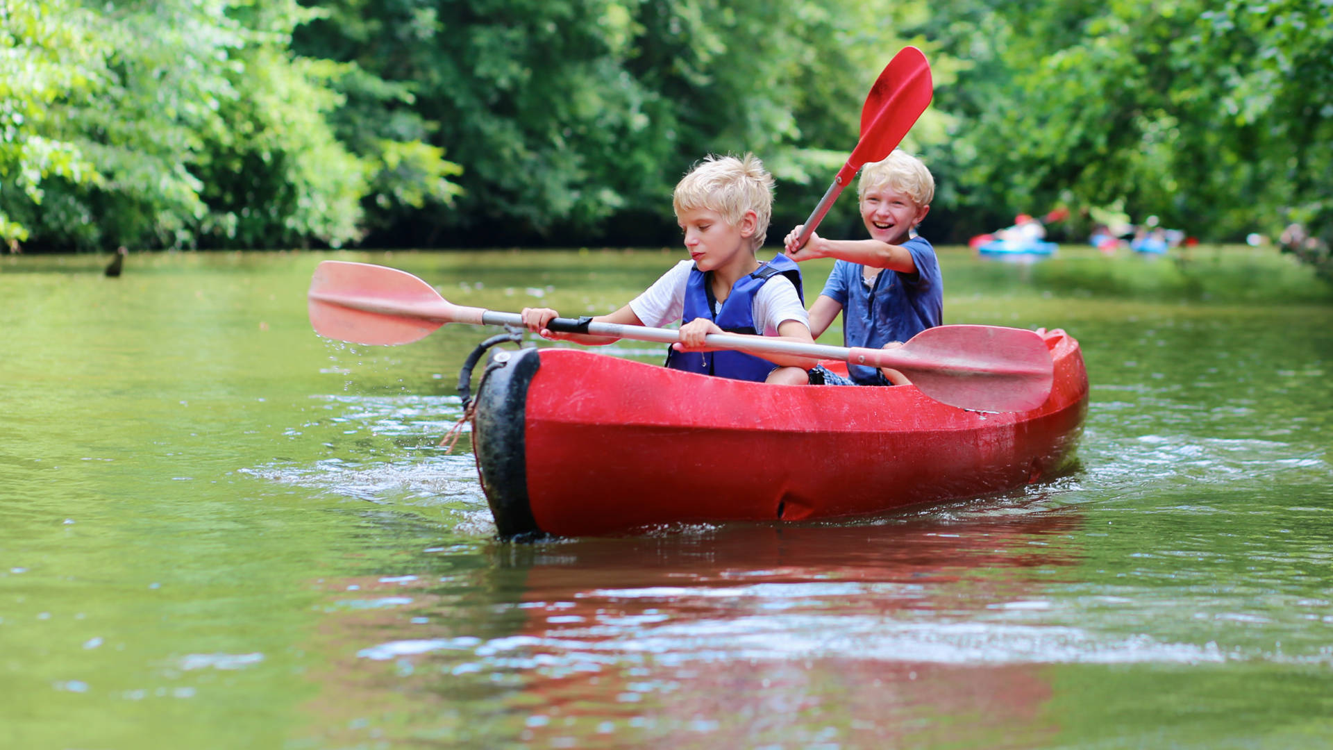 Twee broertjes in kajak op de rivier