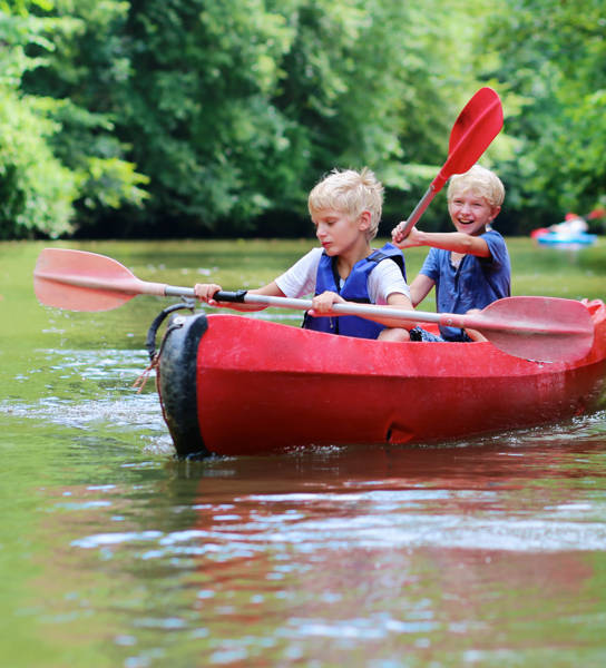 Twee broertjes in kajak op de rivier