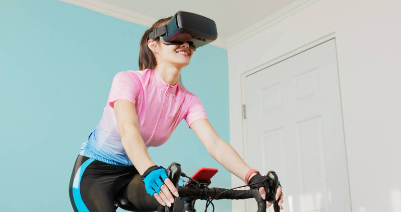 Vrouw fietst met VR bril op