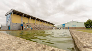 Fontein aan inkom sporthal en achterkant tribune