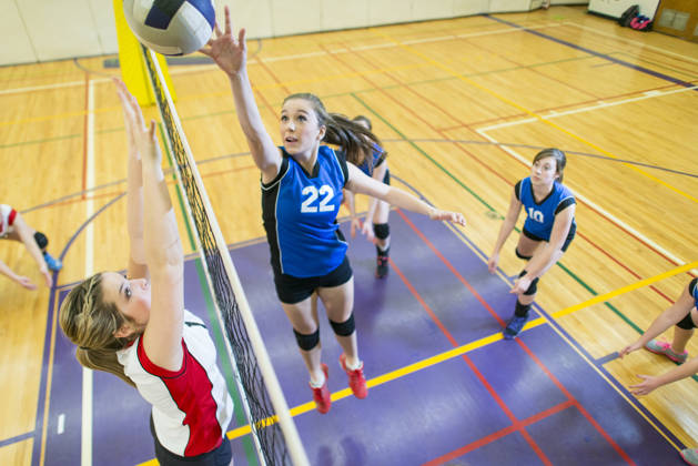 Meisjes spelen volleybal