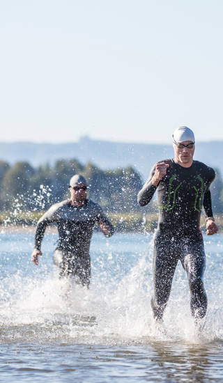 Zwemmers komen uit het water gelopen