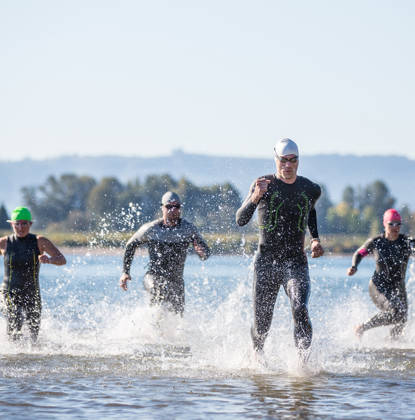 Zwemmers komen uit het water gelopen