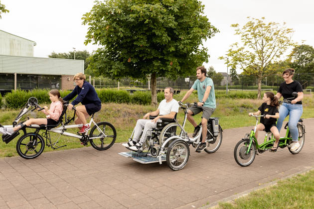 4 volwassenen en 2 kinderen op G-fietsen