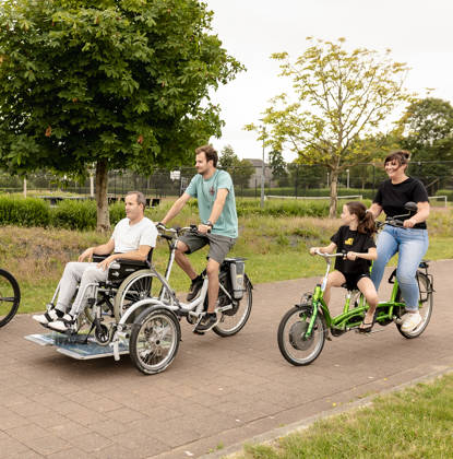 4 volwassenen en 2 kinderen op G-fietsen