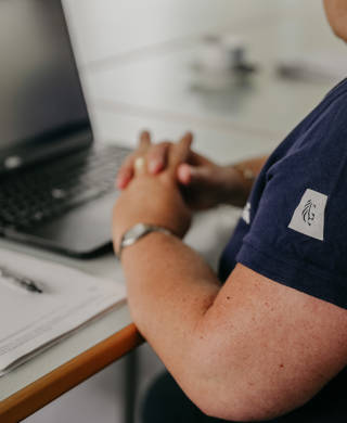Algemeen beeld van medewerker van Sport Vlaanderen en Vlaamse overheid aan laptop.