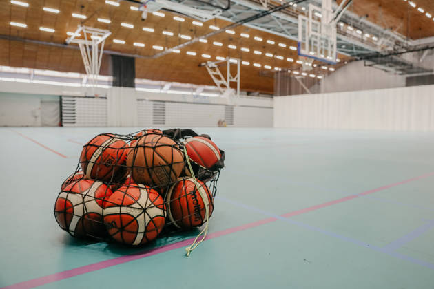 Ballen in net in sporthal