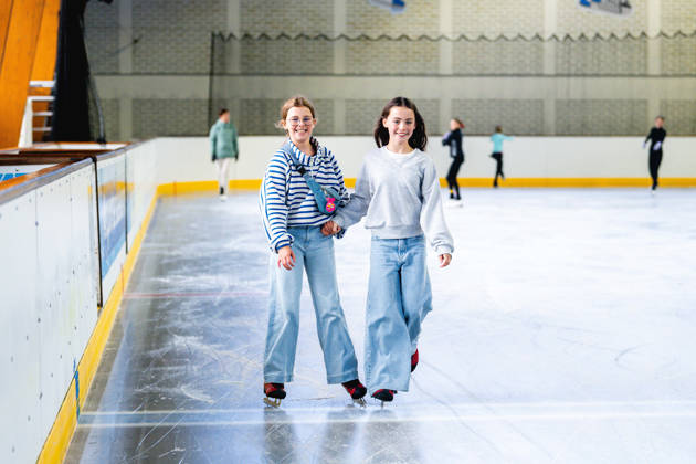 schaatsende meisjes