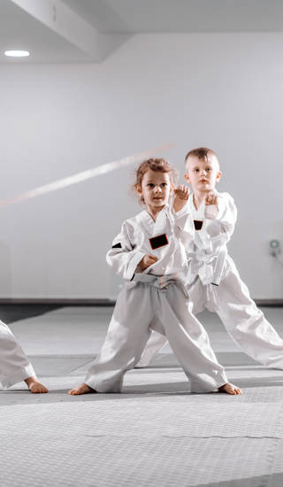 Vier jongens blootvoets op training