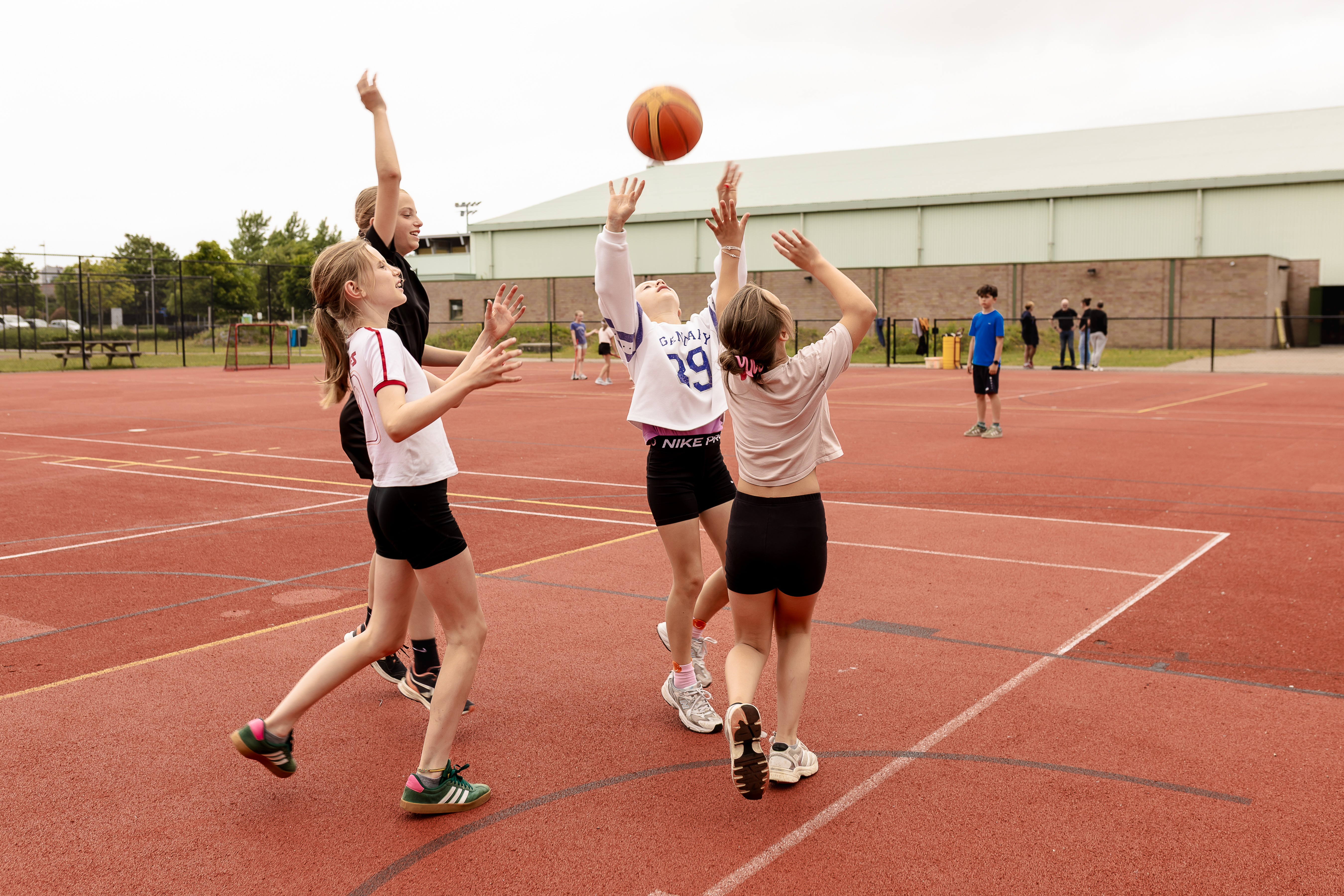 4 meisjes spelen basketbal