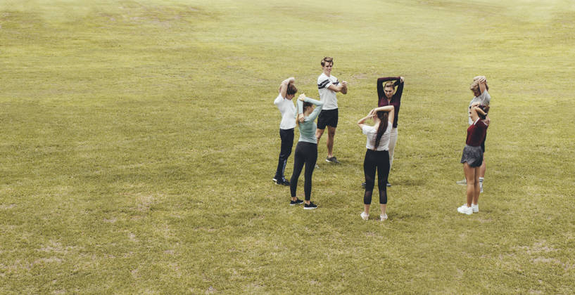 Groepje stretcht op grasveld