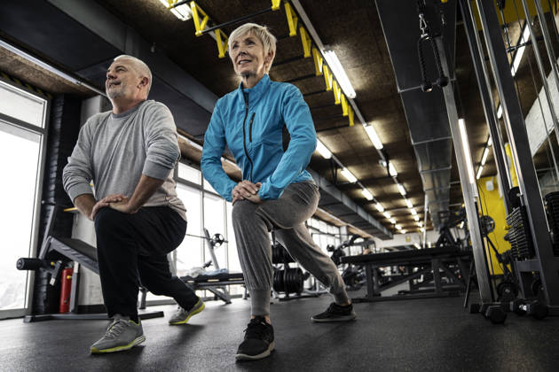 seniorenkoppel doet oefeningen in de fitness