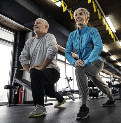 seniorenkoppel doet oefeningen in de fitness