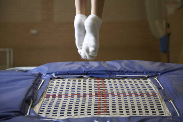 Voeten boven trampoline