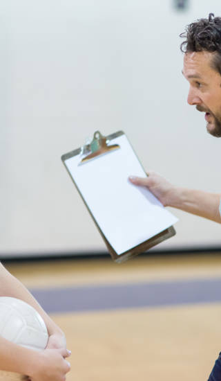 Volleybalster luistert naar coach