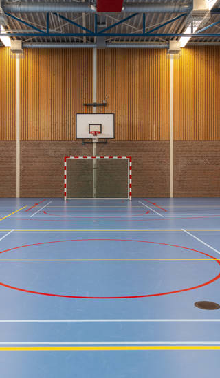 Sporthal met basketbalring