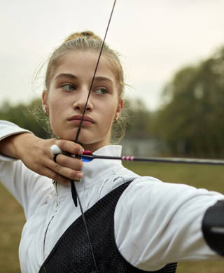 Tienermeisje met pijl en boog