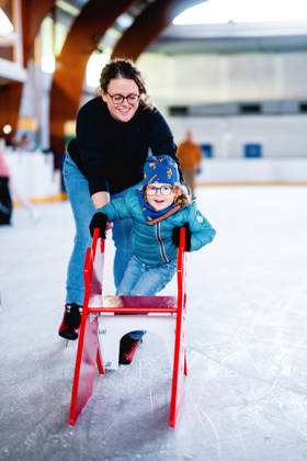 schaatsende mama en kind