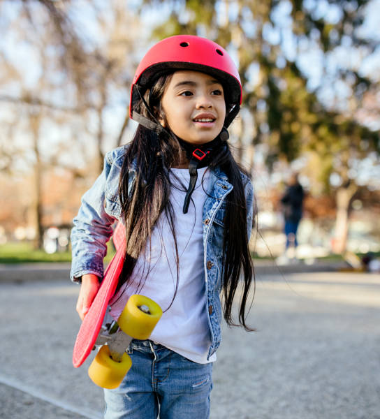 Meisje met skateboard onder de arm