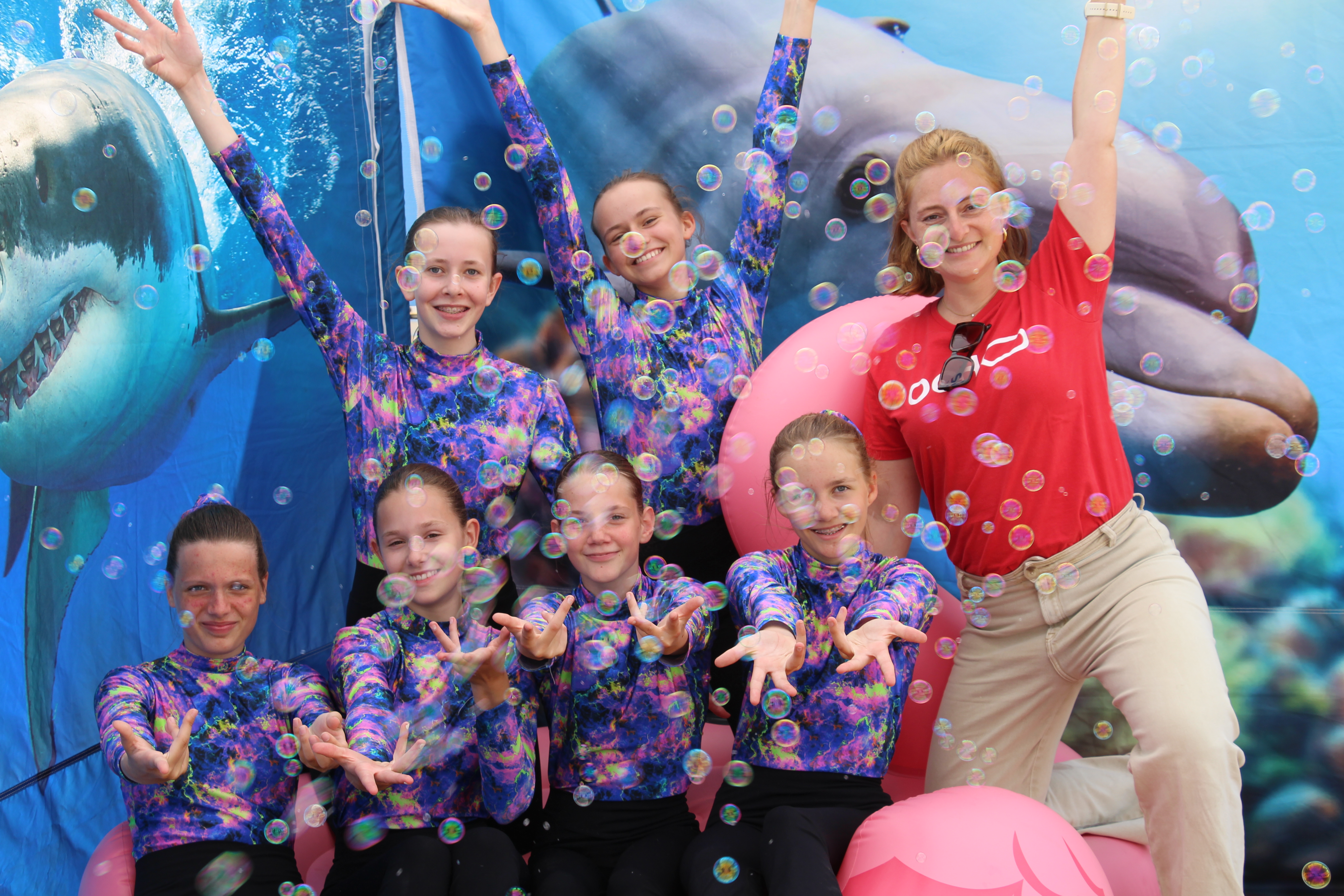 Meisjes poseren aan de fotostand van de Sportzomer in Nieuwpoort