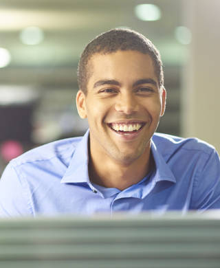 lachende jonge werknemer op werkvloer